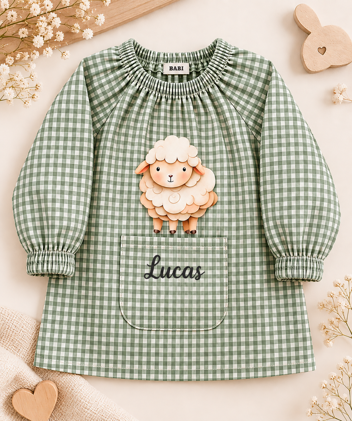 Babi infantil verde personalizado con nombre y estampado de ovejita