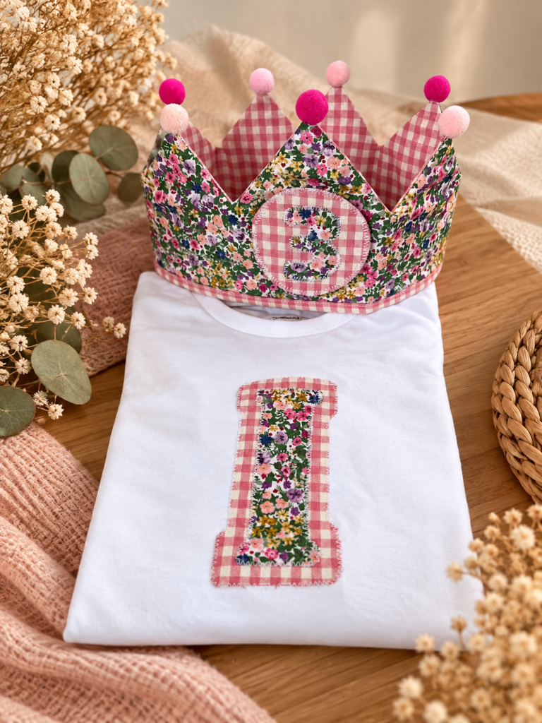 Pack de cumpleaños personalizado con camiseta y corona a juego para niña